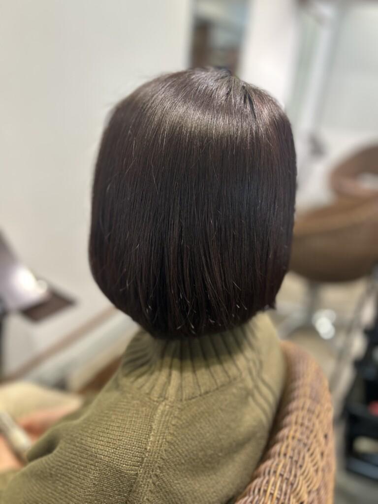 alt="白髪率80％以上の方の美容室カラー施術後"